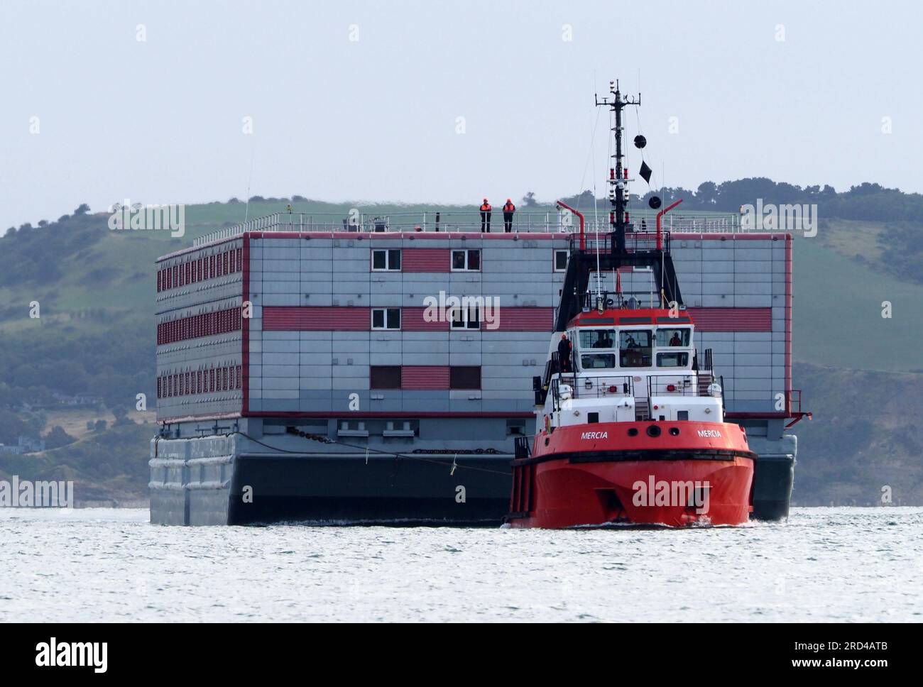 Portland Port, Dorset, Royaume-Uni. 18 juillet 2023. La barge d'immigration Bibby Stockholm arrivant au port de Portland, Dorset UK. Crédit : Dorset Media Service/Alamy Live News Banque D'Images