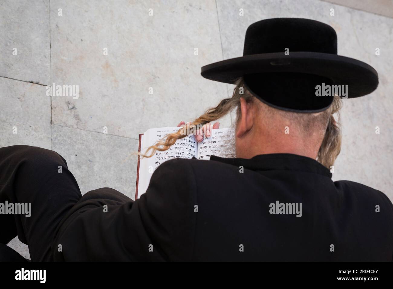 Juif haredi priant près du mur occidental dans la vieille ville de Jérusalem Banque D'Images