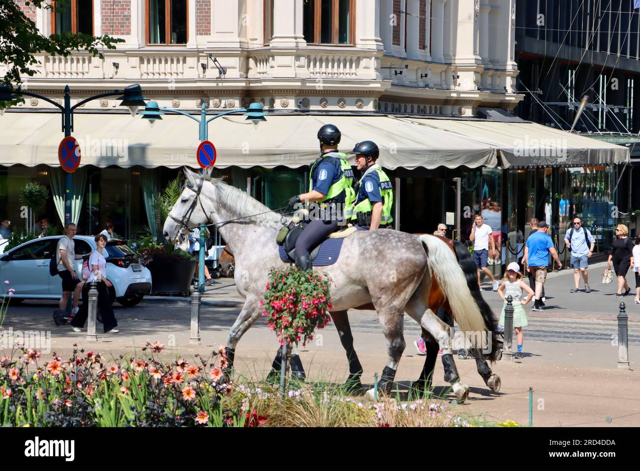 Deux policiers à cheval dans le parc Esplanadi à Helsinki, Finlande, juin 2023 Banque D'Images