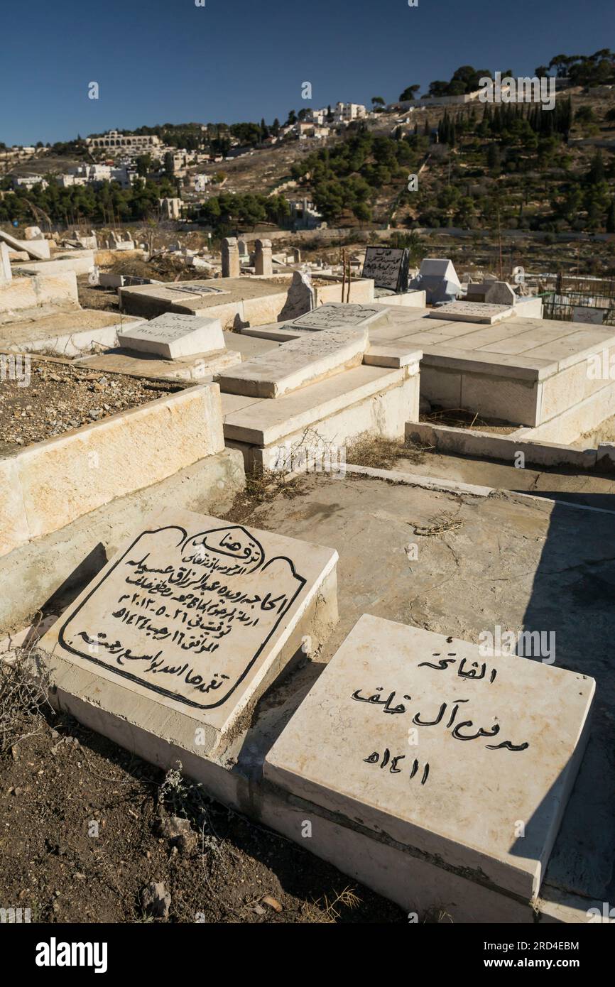 Vue rapprochée verticale de quelques pierres tombales dans le cimetière Al-Yussufiye à Jérusalem-est, Israël Banque D'Images