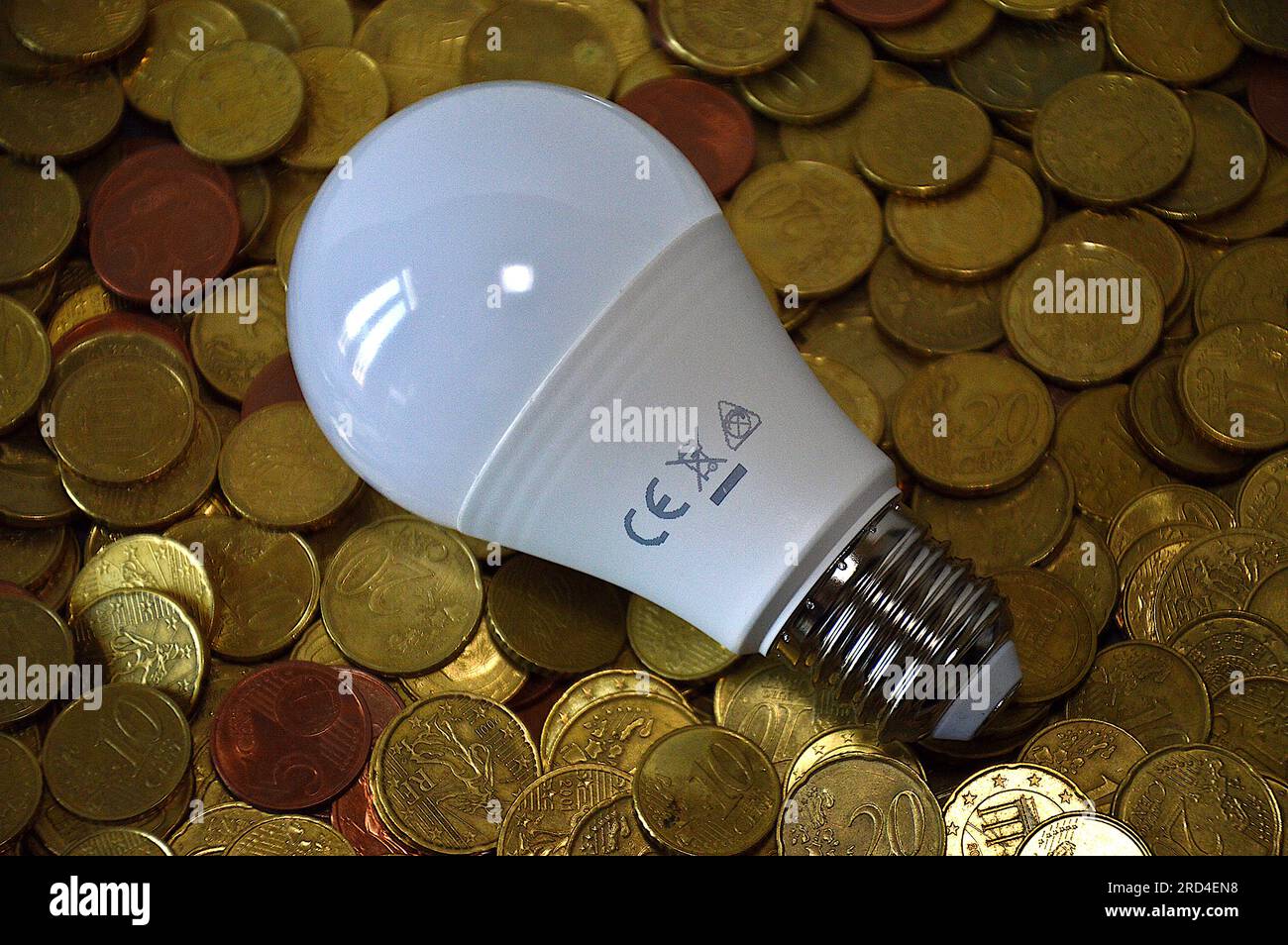 France. 18 juillet 2023. Dans cette illustration photo, une ampoule LED est  vue sur les pièces en euros. Le gouvernement français a décidé d'augmenter  l'électricité avec 10% de charge à partir du