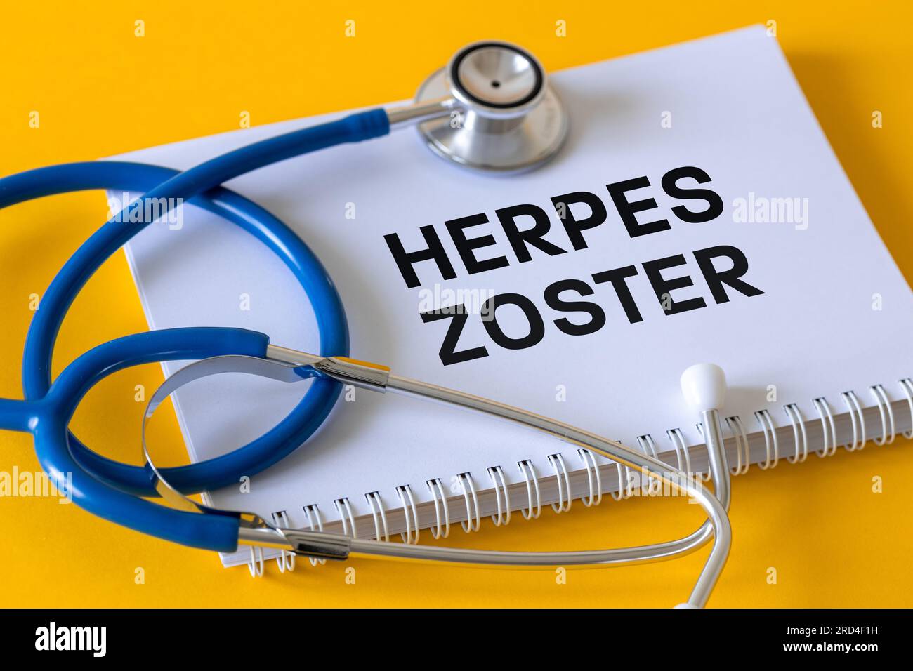 Stéthoscope médical, cahier blanc avec l'inscription Herpes Zoster, fond jaune, Shingles, une maladie de la peau qui se développe à la suite du r Banque D'Images Stéthoscope médical, cahier blanc avec l'inscription Herpes Zoster, fond jaune, Shingles, une maladie de la peau qui se développe à la suite du r Banque D'Images