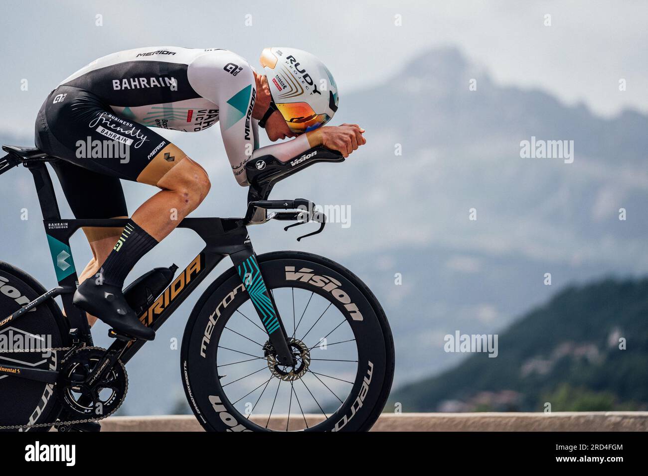 Passy, France. 18 juillet 2023. Photo de Zac Williams/SWpix.com- 18/07/2023 - Cyclisme - Tour de France 2023 - étape 16 ITT Passy à Combloux (22.4km) - Matej Mohoric, Bahreïn victorieux. Crédit : SWpix/Alamy Live News Banque D'Images