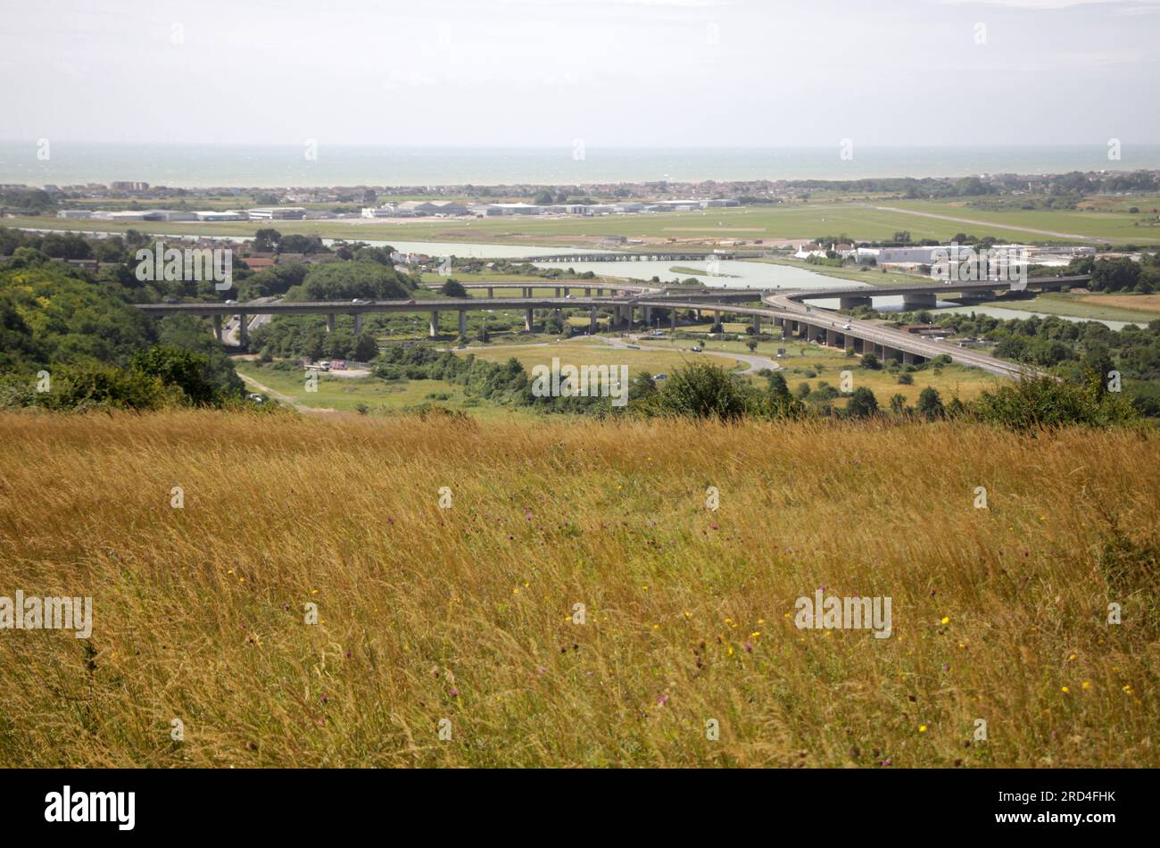 Une vue sur la vallée de l'Adur, y compris la rivière, la route A27 et l'aéroport de Brighton City, avec la Manche en arrière-plan Banque D'Images