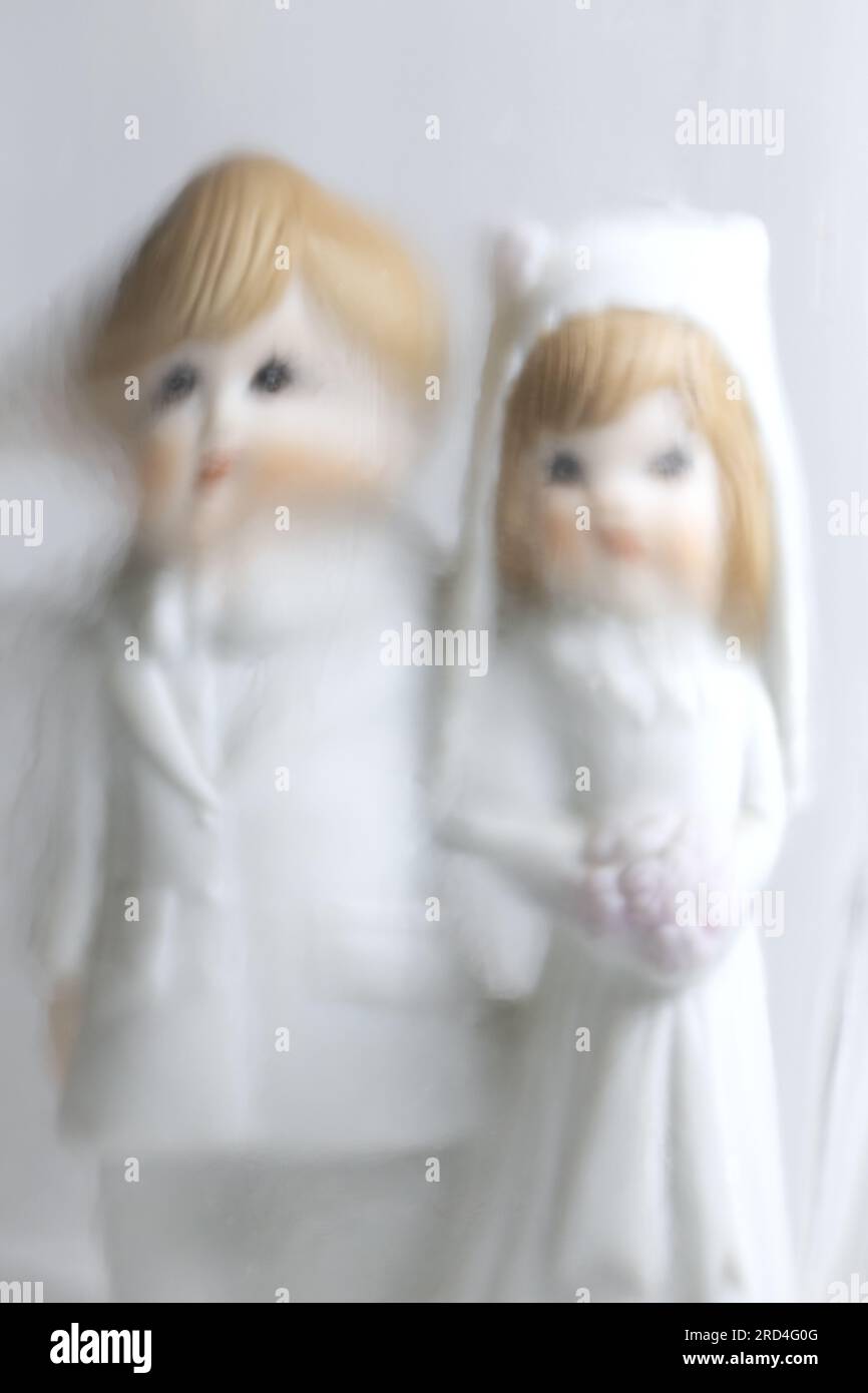 Image floue et déformée de très jeunes mariés en tenue de mariage. Banque D'Images