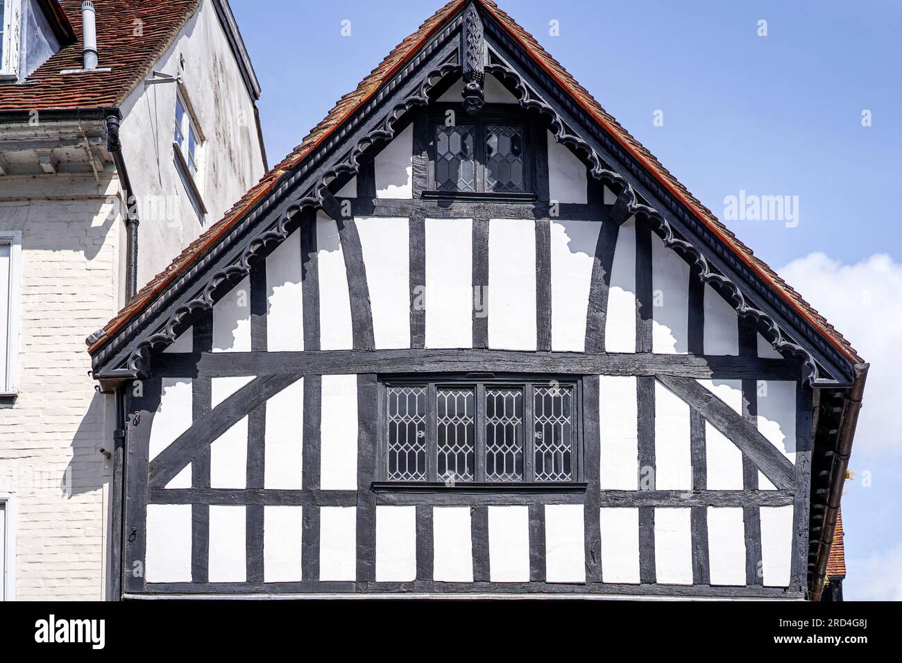 Architecture Tudor avec fenêtres plombées Banque D'Images