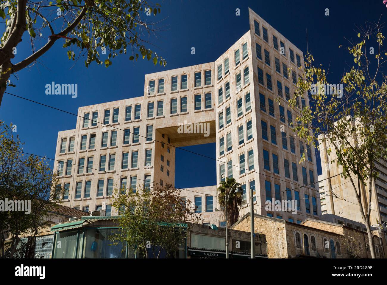 Vue horizontale à faible angle de l'architecture moderne dans la rue Jaffa, Jérusalem-Ouest, Israël Banque D'Images
