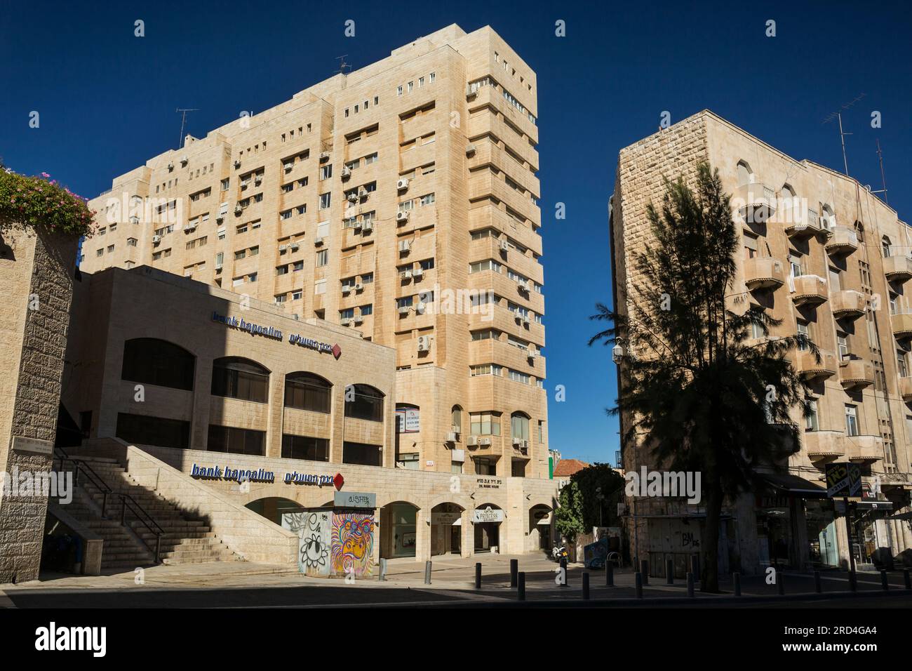 Vue horizontale de l'architecture moderne de King George Street, Jérusalem Ouest, Israël Banque D'Images