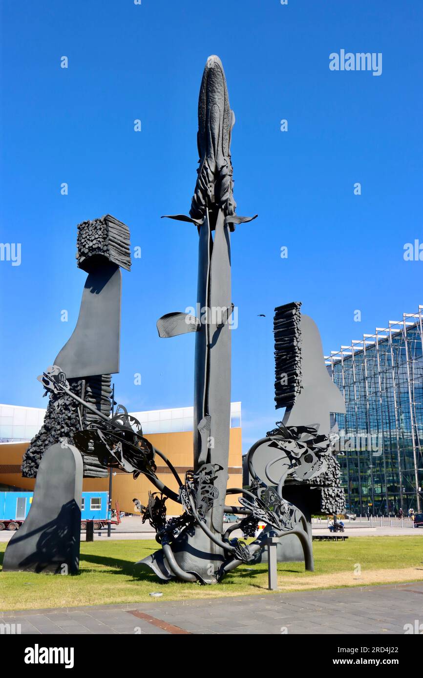 Artiste Reijo Hukkanen sculpture, Laulupuut (arbres chanteurs) devant Musiikkitalo, Helsinki Music Center, Helsinki, Finlande Banque D'Images