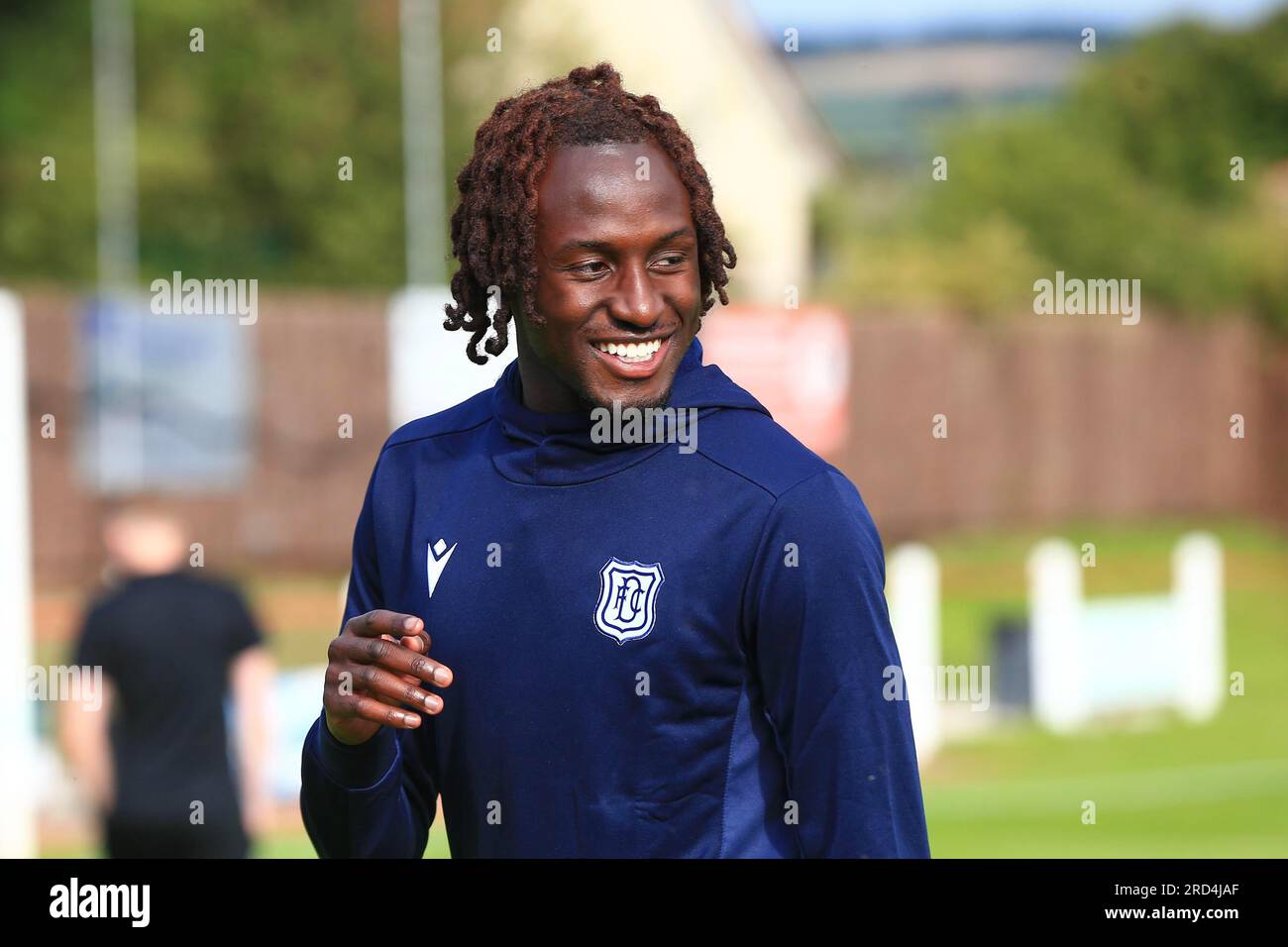 18 juillet 2023 ; New Dundas Park, Bonnyrigg, Midlothian, Écosse : Scottish Viaplay Cup Group E football, Bonnyrigg Rose versus Dundee ; New Dundee signant Malachi Boateng inspecte le terrain avant le match Banque D'Images