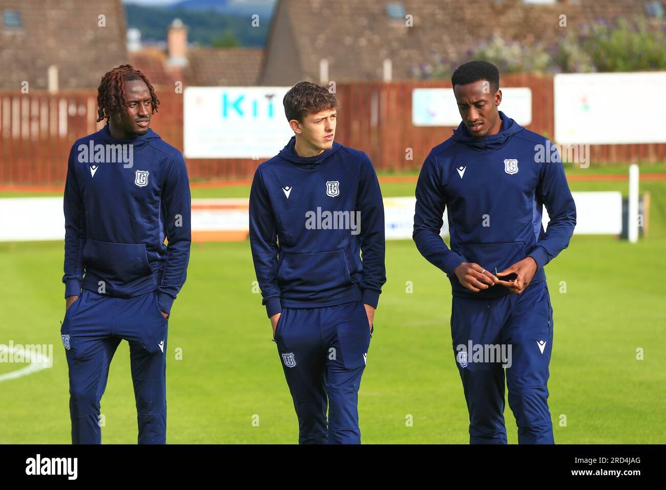 18 juillet 2023 ; New Dundas Park, Bonnyrigg, Midlothian, Écosse : Scottish Viaplay Cup Group E football, Bonnyrigg Rose versus Dundee ; New Dundee signant Malachi Boateng, Owen Beck et Zach Robinson inspectent le terrain avant le match Banque D'Images