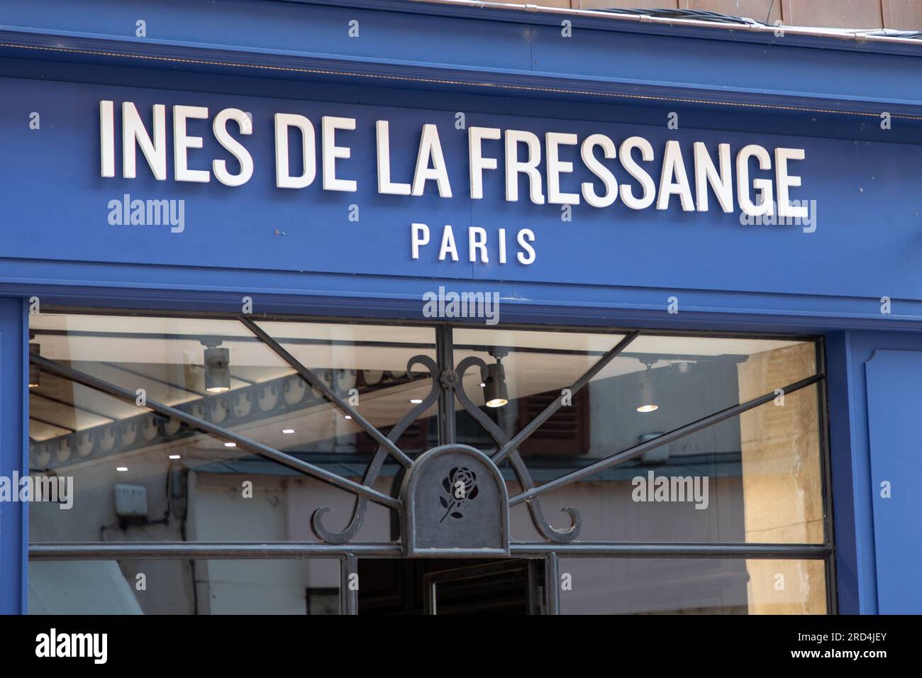 Bordeaux France 07 10 2023 Ines de la fressange paris logo enseigne chaine et texte de marque sur la facade boutique boutique boutique vetements entree francais luxu Photo Stock Alamy
