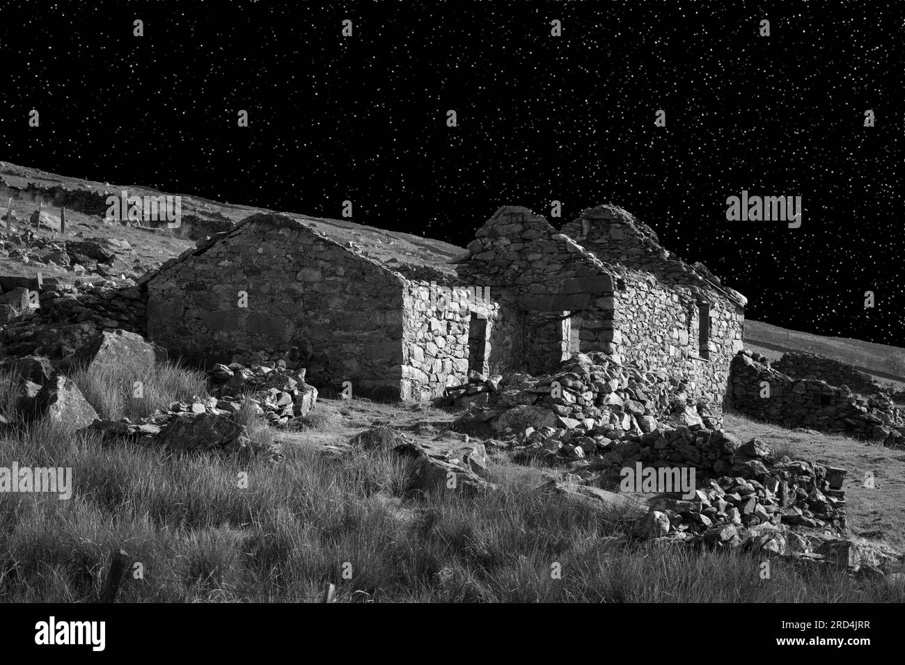 Ces cottages en pierre abandonnés se trouvent à proximité du réservoir Marchllyn Bach à Snowdonia. L'image a été faite pour ressembler à la nuit. Banque D'Images