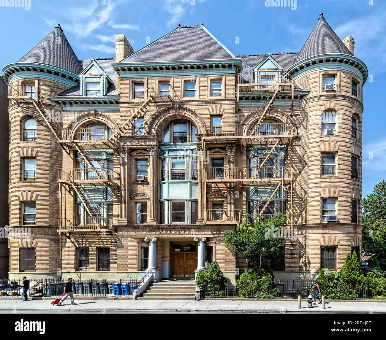 Bedford Stuyvesant : New York Landmark Renaissance utilise la brique romaine et la terre cuite, et des tourelles à coiffe conique dans son design Renaissance française. Banque D'Images