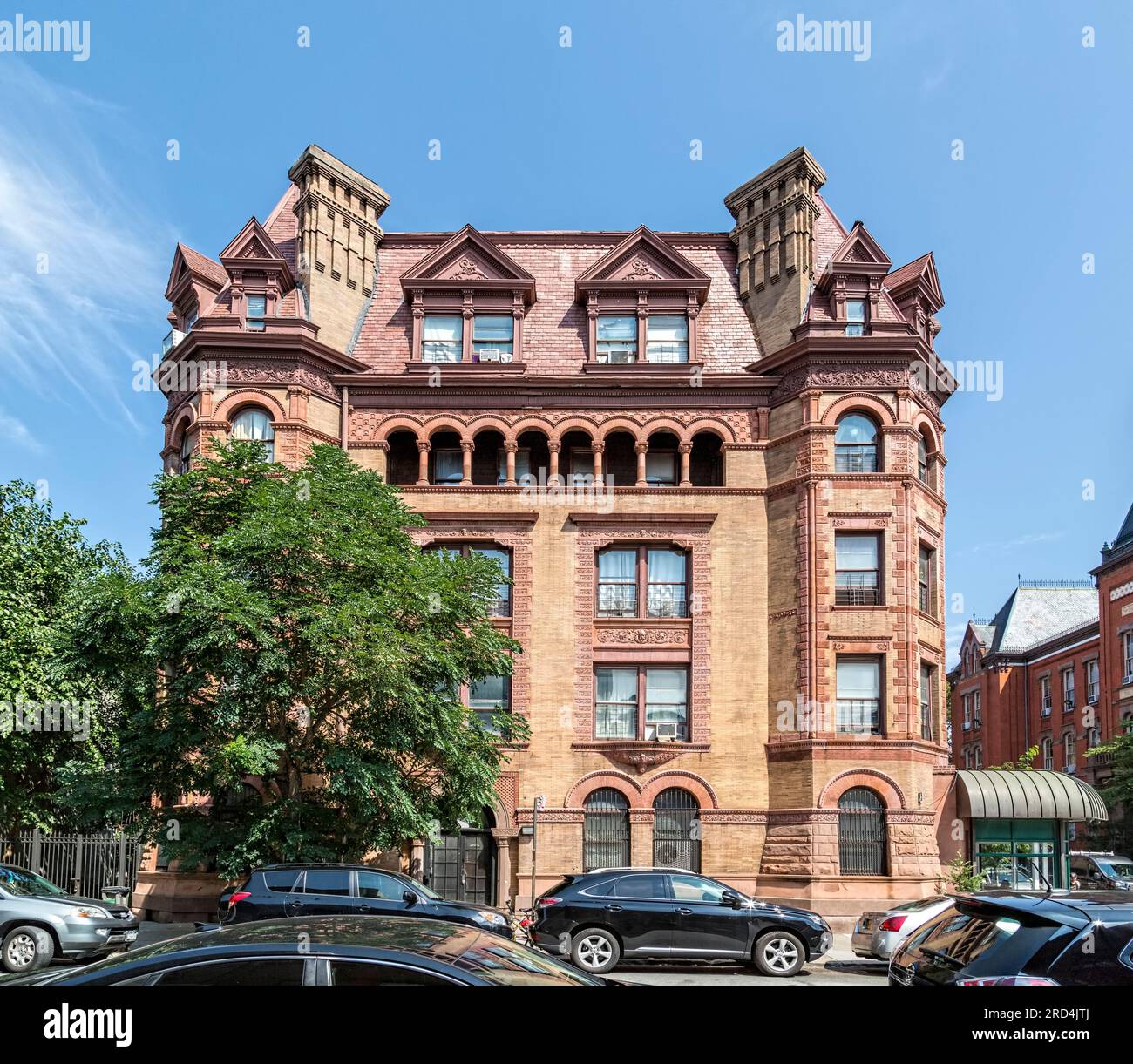 Bedford Stuyvesant : New-yorkais, l'Alhambra Apartments allie romane et reine Anne dans sa façade en brique et terre cuite. Banque D'Images