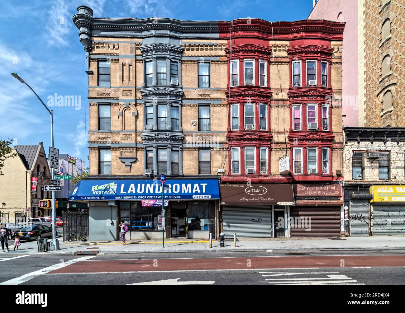 Bedford Stuyvesant : les garnitures peintes et les oriels tentent d'animer ces immeubles d'appartements en brique et terre cuite sur Nostrand Avenue à Monroe Street. Banque D'Images