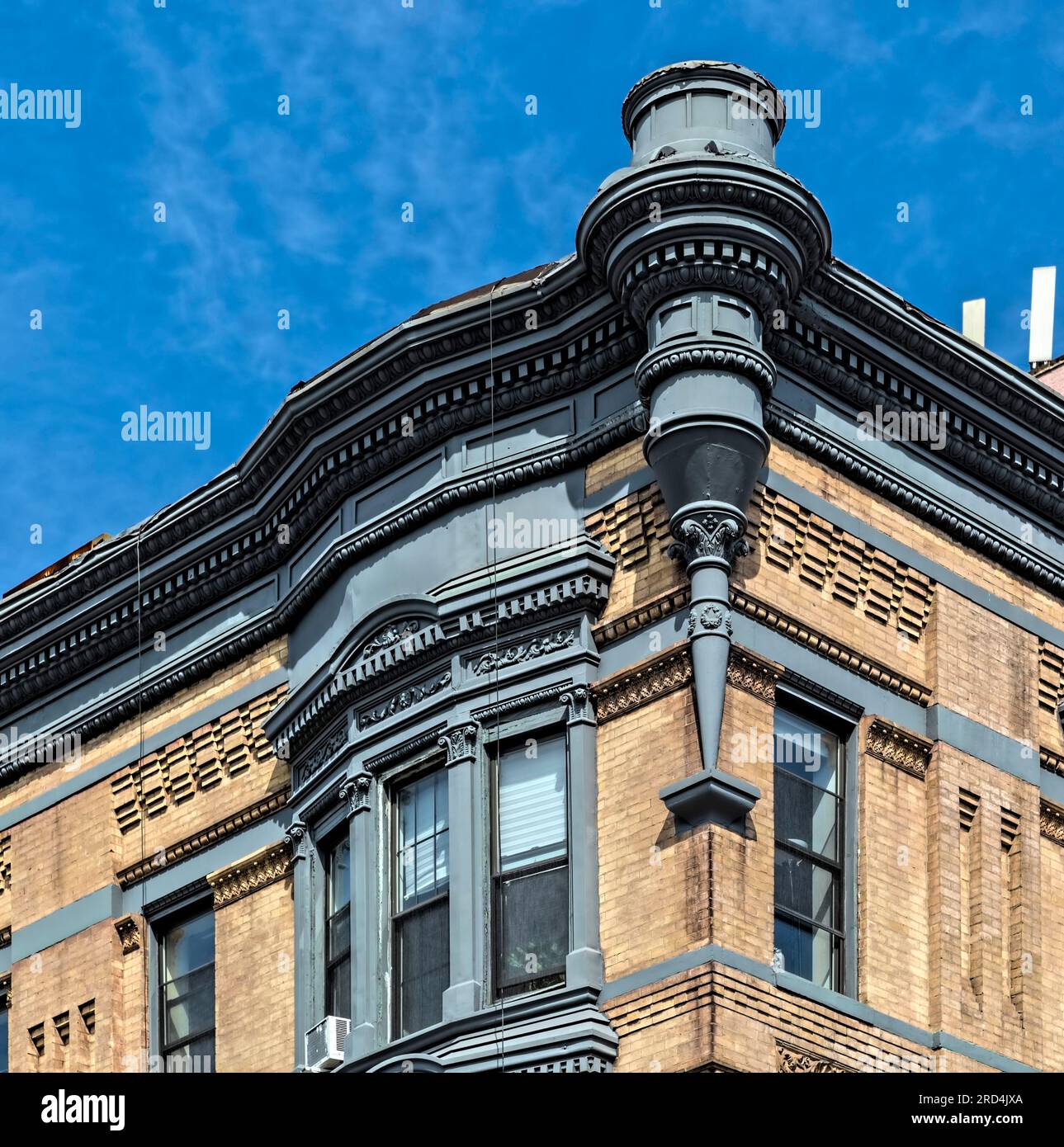 Bedford Stuyvesant : les garnitures peintes et les oriels tentent d'animer ces immeubles d'appartements en brique et terre cuite sur Nostrand Avenue à Monroe Street. Banque D'Images