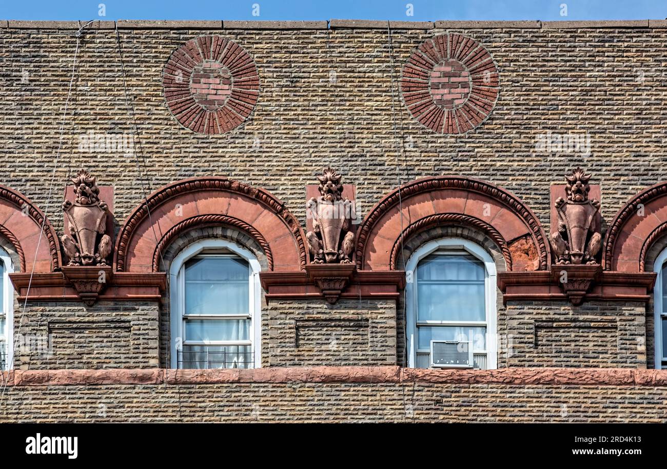 Bedford Stuyvesant : New York Landmark DeSoto est un immeuble d'appartements en brique et brownstone sur Nostrand Avenue, dans le quartier historique de Bedford. Banque D'Images