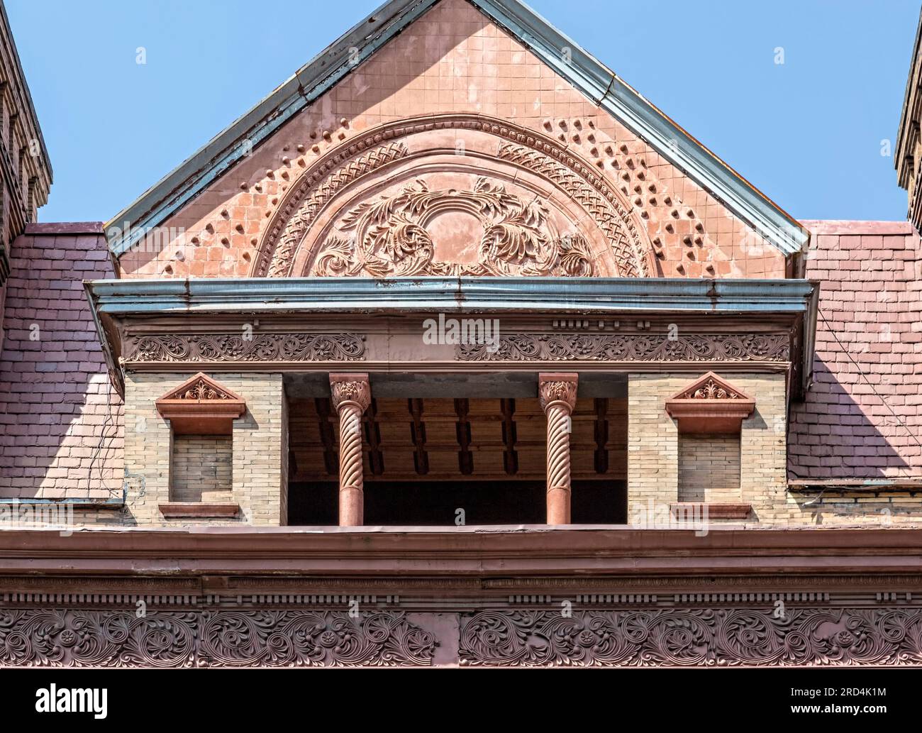Bedford Stuyvesant : New-yorkais, l'Alhambra Apartments allie romane et reine Anne dans sa façade en brique et terre cuite. Banque D'Images