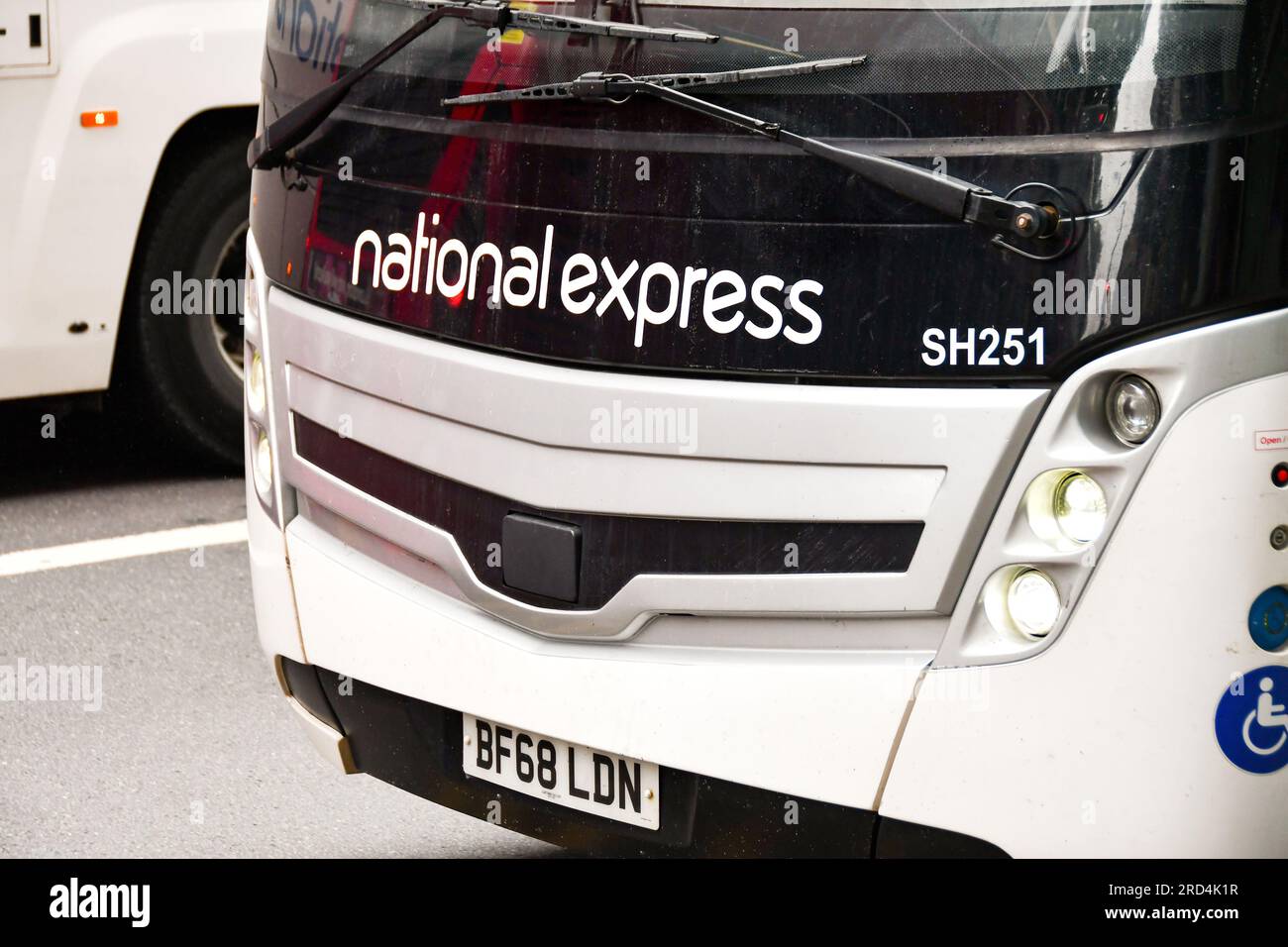 Londres, Angleterre, Royaume-Uni - 28 juin 2023 : vue rapprochée de l'avant d'un autocar National Express dans une rue du centre de Londres Banque D'Images