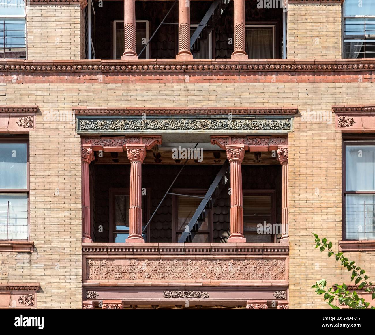 Bedford Stuyvesant : New-yorkais, l'Alhambra Apartments allie romane et reine Anne dans sa façade en brique et terre cuite. Banque D'Images