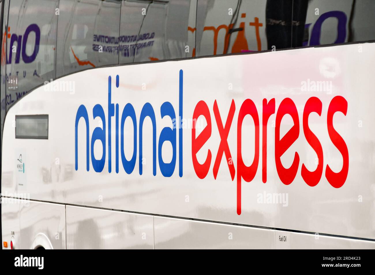 Londres, Angleterre, Royaume-Uni - 28 juin 2023 : vue latérale de l'avant d'un autocar National Express dans une rue du centre de Londres Banque D'Images