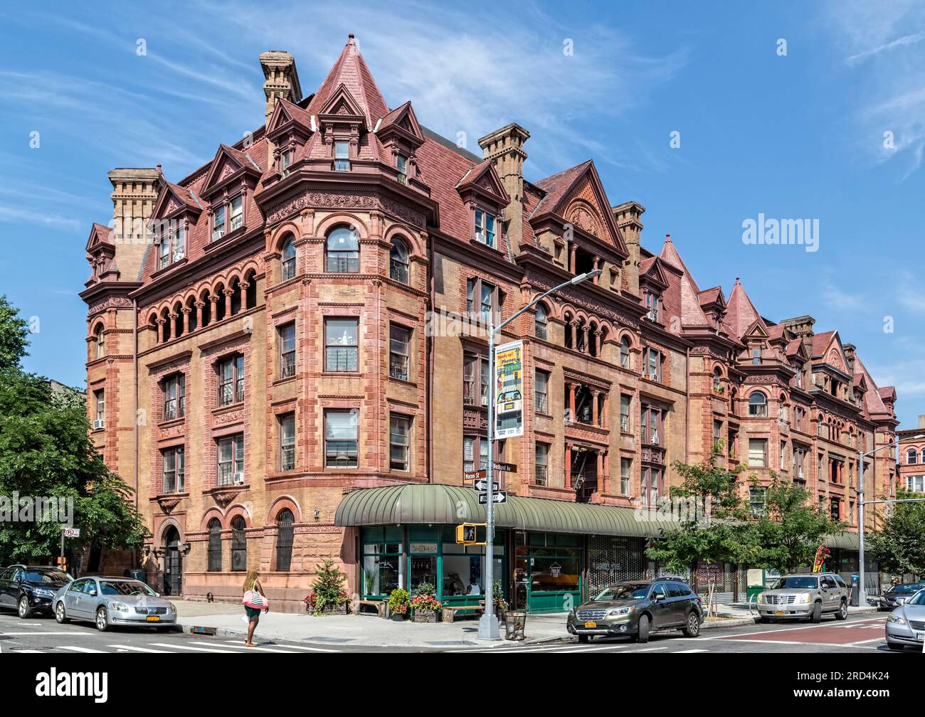 Bedford Stuyvesant : New-yorkais, l'Alhambra Apartments allie romane et reine Anne dans sa façade en brique et terre cuite. Banque D'Images
