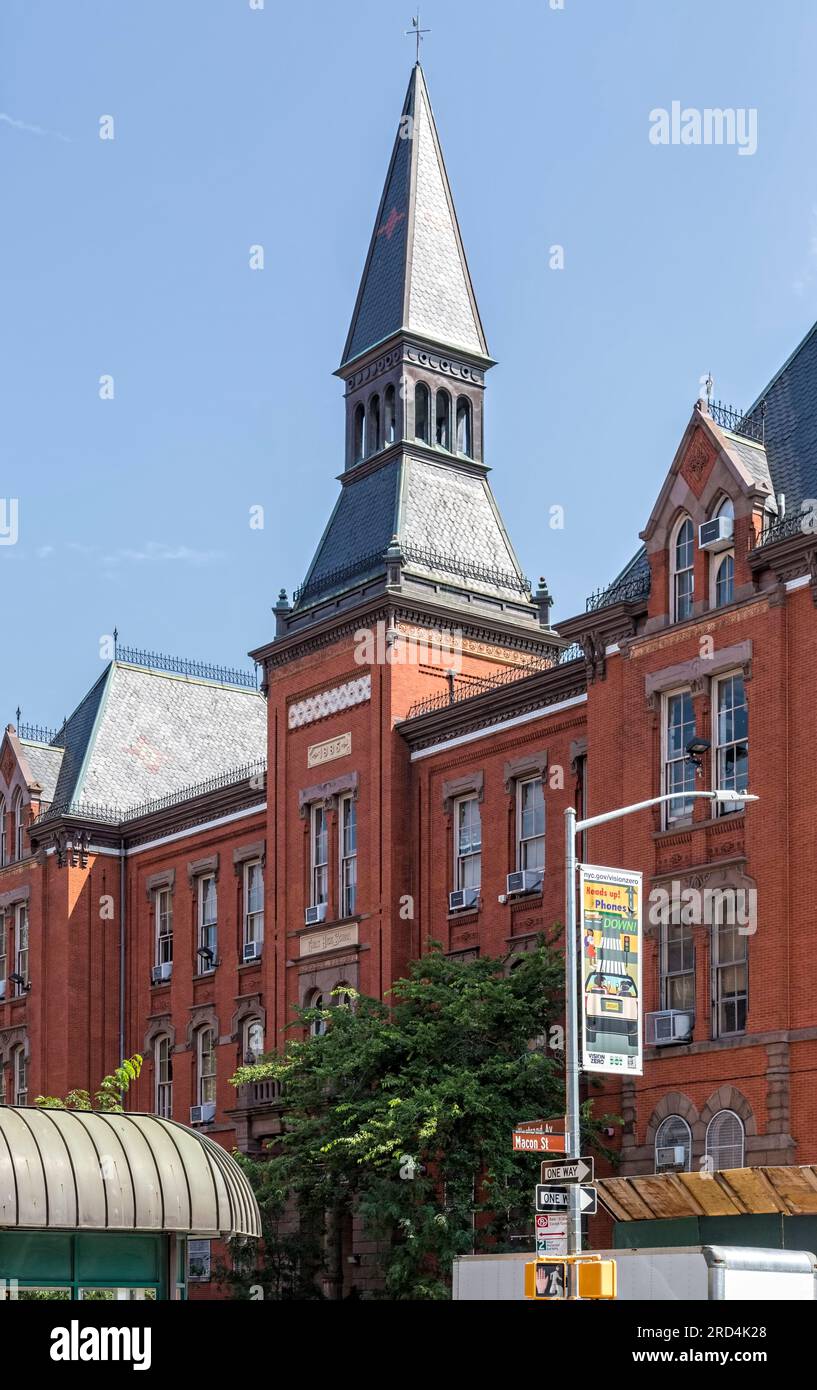 Bedford Stuyvesant : monument historique Girls High School, gothique victorien, conçu par le même architecte que le Boys High School à proximité. Banque D'Images