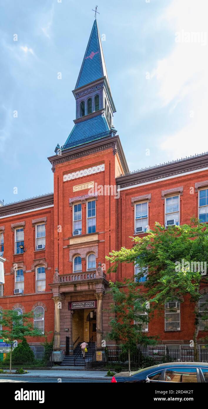 Bedford Stuyvesant : monument historique Girls High School, gothique victorien, conçu par le même architecte que le Boys High School à proximité. Banque D'Images