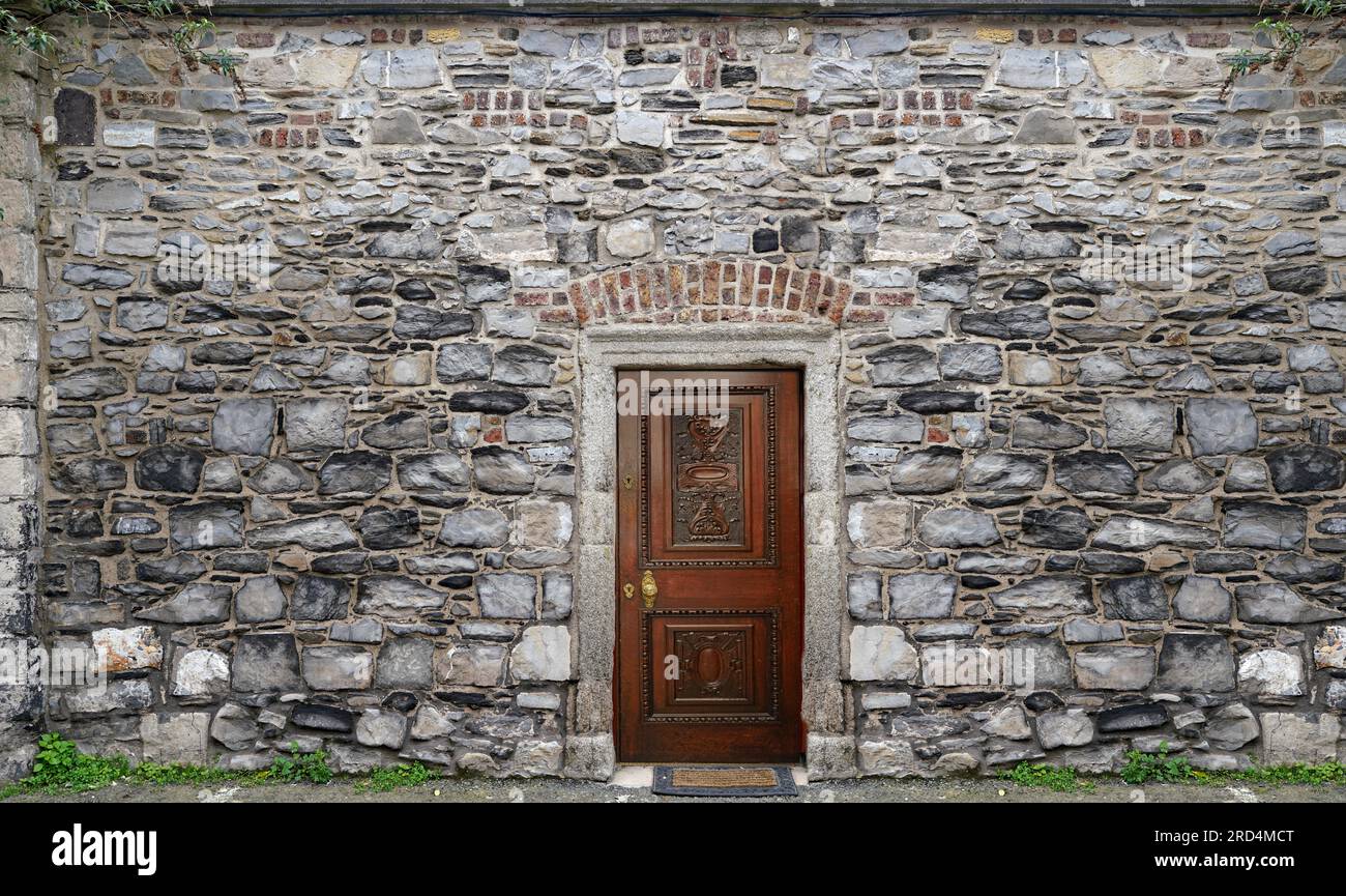 Vieux mur de pierre entourant un jardin Banque D'Images