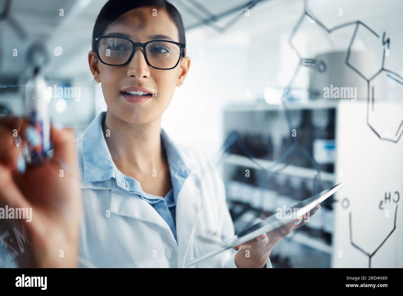 Femme, scientifique et panneau de verre, équation et formule avec résolution de problèmes et étude scientifique en laboratoire. Femme médecin écrivant avec comprimé, chimie Banque D'Images