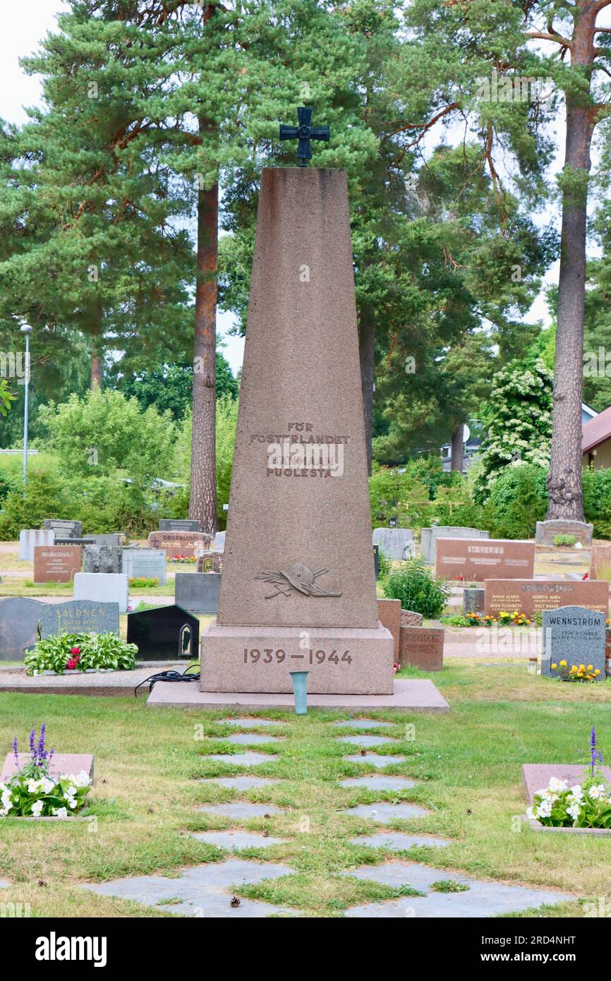 'Isänmaan puolesta' (pour votre patrie), le mémorial aux soldats locaux perdus dans les guerres de 1939 à 1944 au cimetière de Karjaa dans le sud de la Finlande Banque D'Images