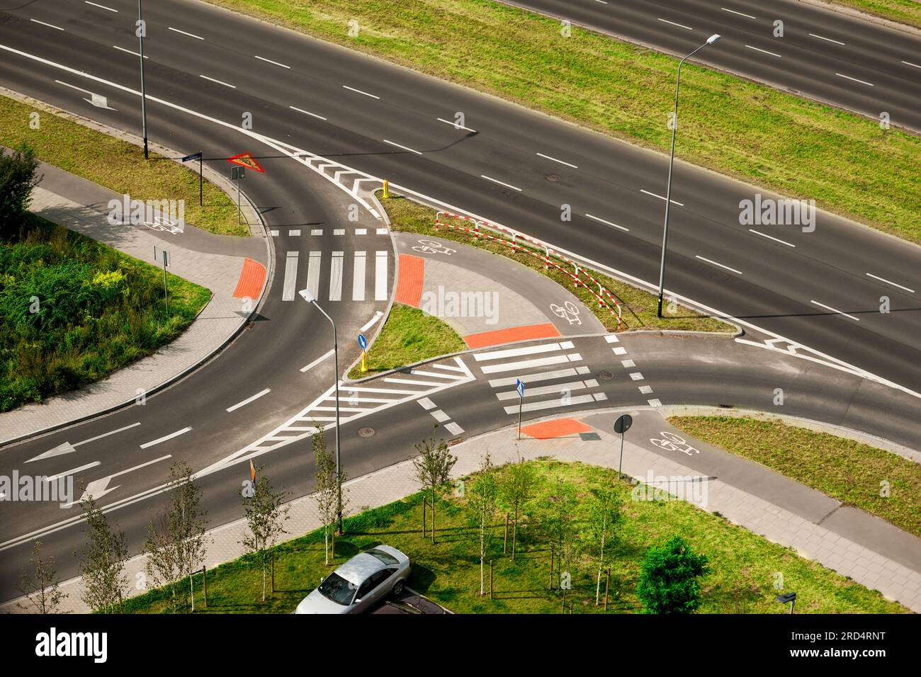 Intersection sans collision. Entrée et sortie de la propriété pour les voitures et avec un passage pour piétons et un passage à vélo désignés. Quitter et quitter Banque D'Images