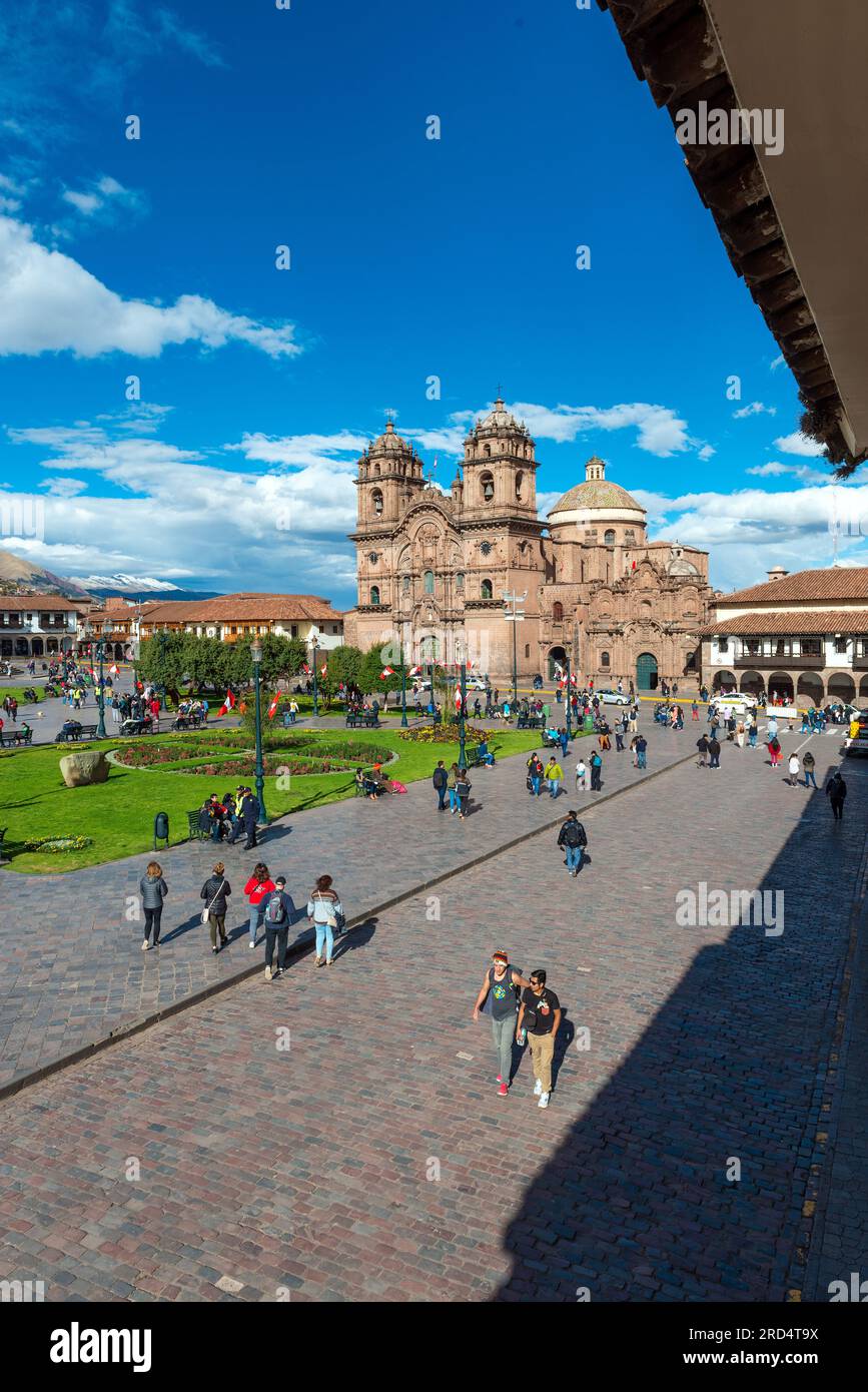 Les gens sur la Plaza de Armas place principale de Cusco avec l'église de la Société Jésuite de Jésus, Pérou. Banque D'Images