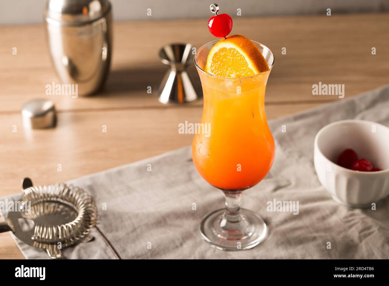 Tequila Sunrise cocktail rafraîchissant classique tequila, jus d'orange frais, jus de citron vert frais, liqueur d'orange et grenadine Banque D'Images