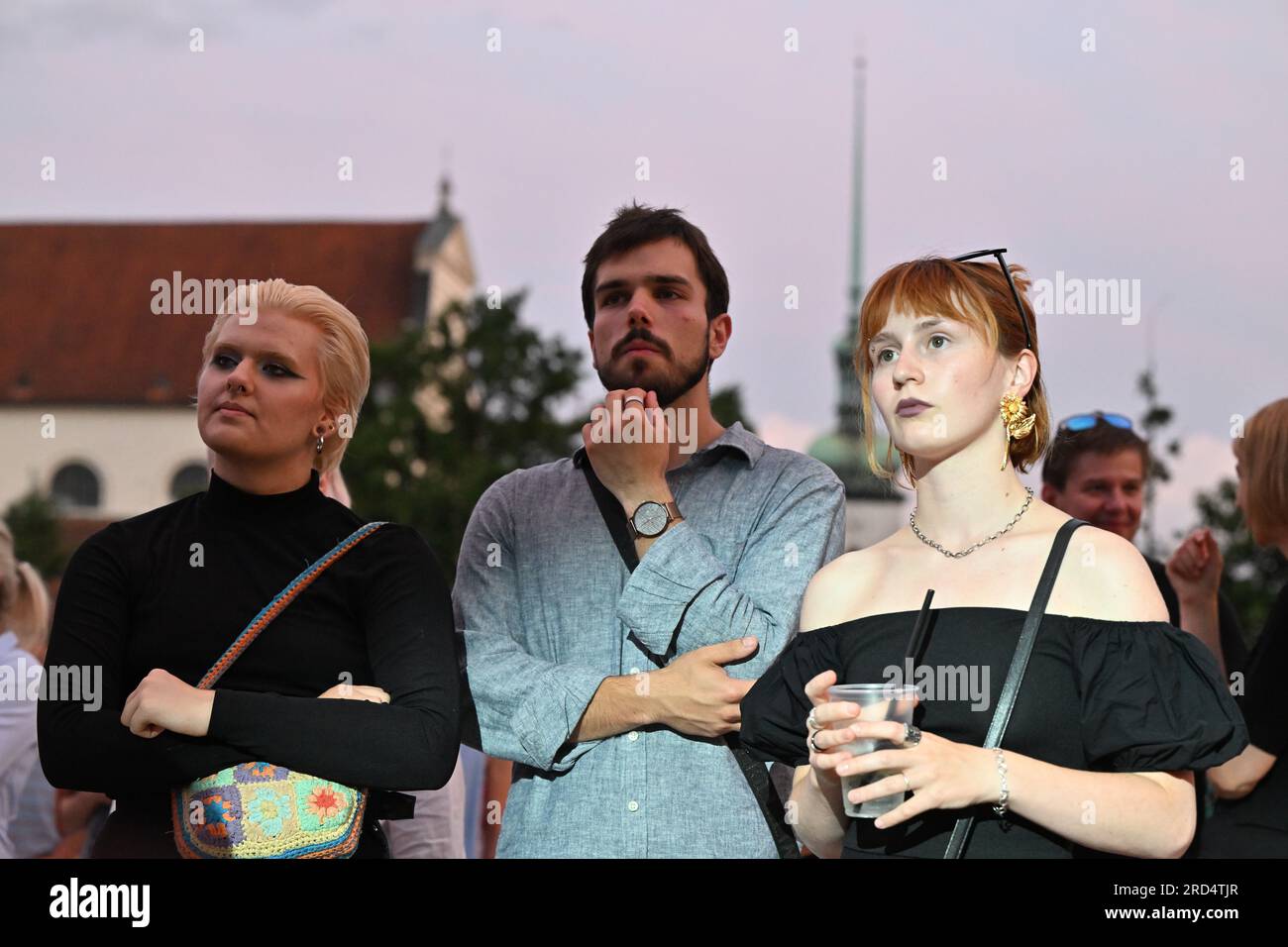 Brno, République tchèque. 18 juillet 2023. Les gens écoutent le concert final du Bohemia Jazz Fest de cette année sur Moravske namesti dans le centre de Brno, le 18 juillet 2023. Crédit : Vaclav Salek/CTK photo/Alamy Live News Banque D'Images