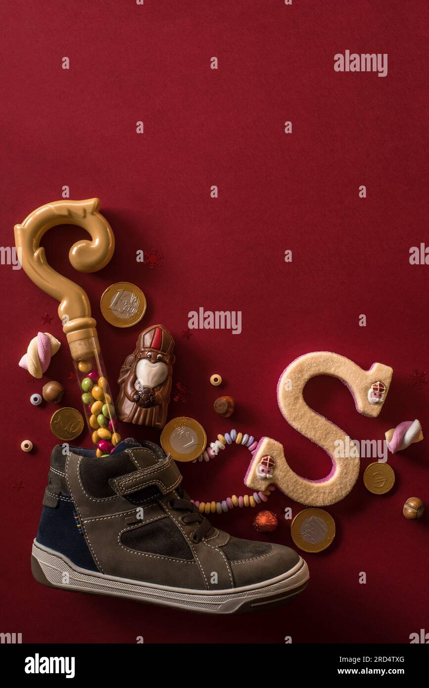 Fond de vacances Saint Nicolas, Sinterklaas, chaussure pour enfants avec du chocolat, des noix, des cadeaux et des bonbons Banque D'Images