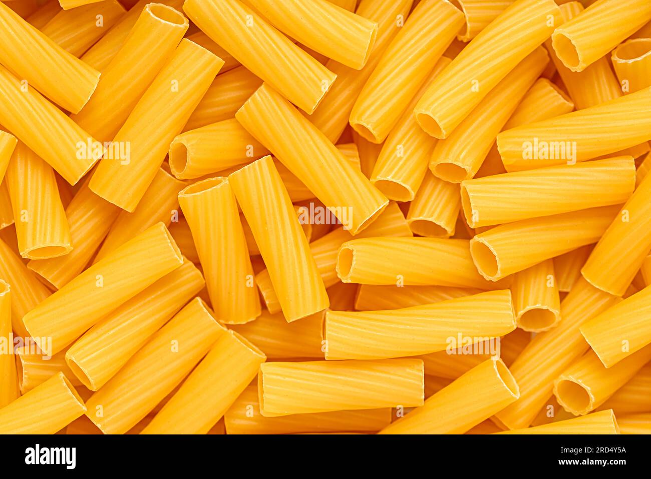 Photographie macro-vierge de rigatoni ; pâtes ; macaroni ; penne, tube dur; froment (blé) ; semoule ; brut ; italien ; traditionnel; végétarien; Banque D'Images