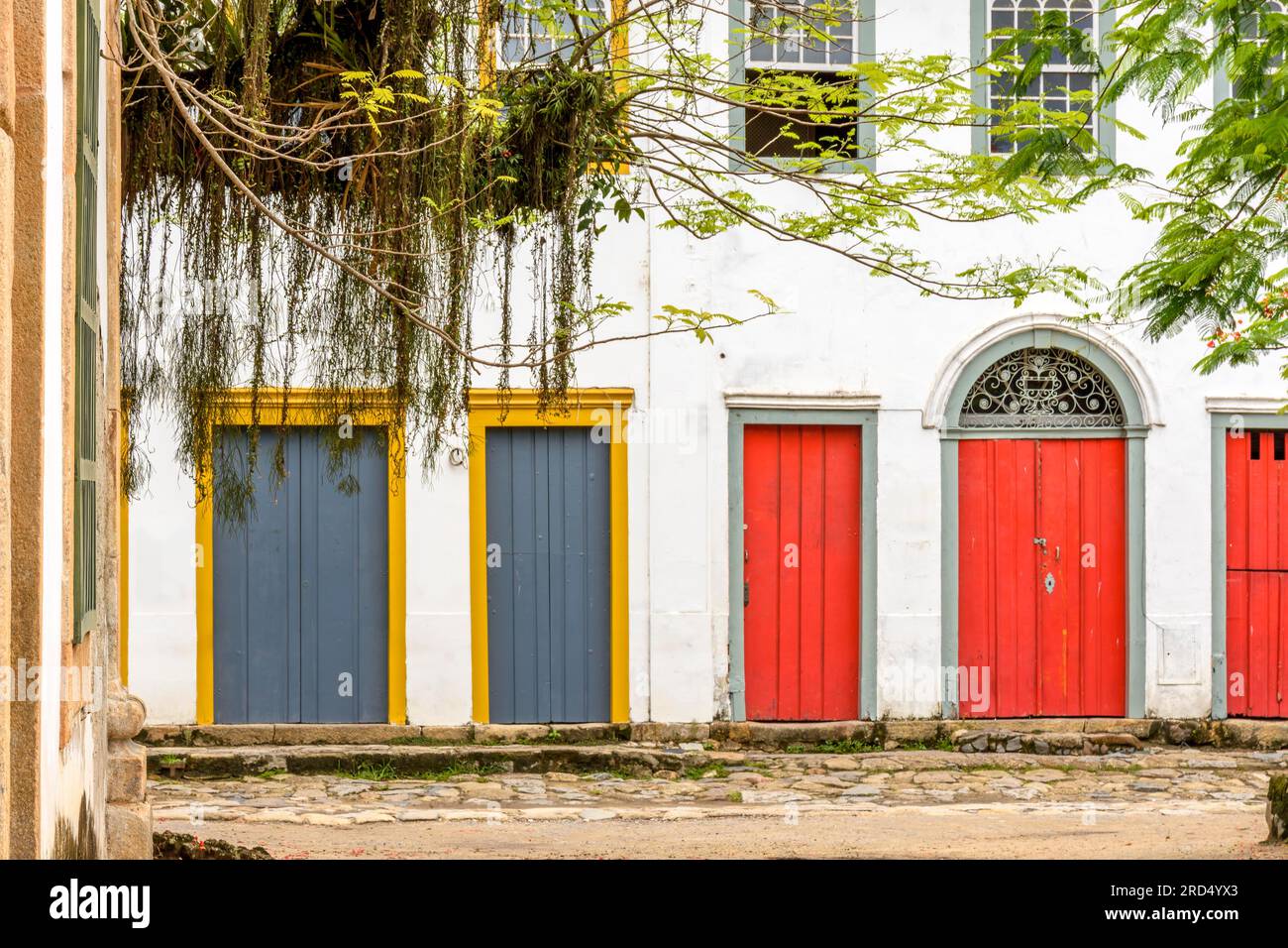 Façade de maisons colorées dans le style colonial dans les rues de la ville de Paraty sur la côte de l'état de Rio de Janeiro, Brésil Banque D'Images