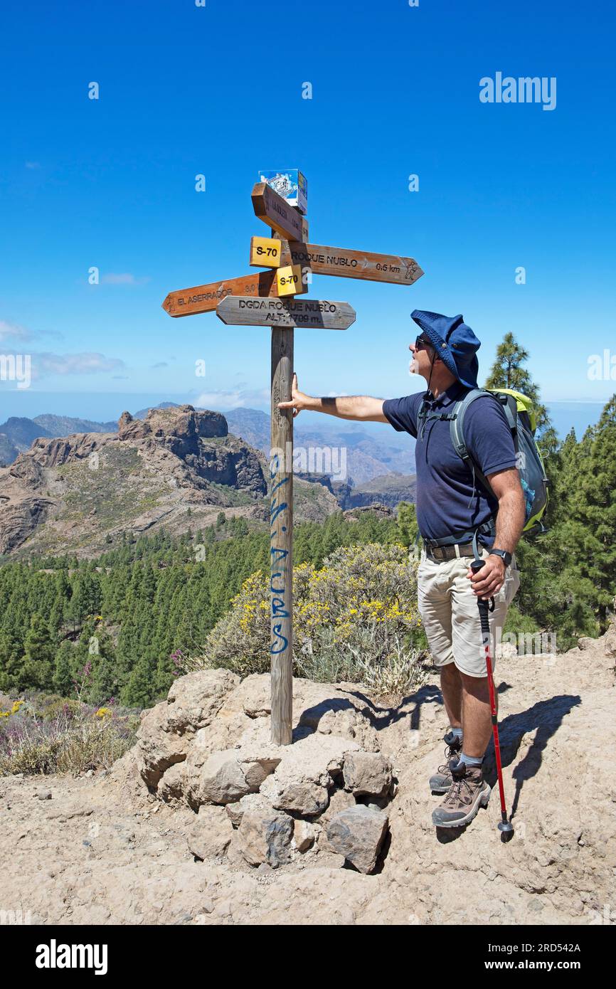 Randonneur regardant le panneau à Parque Rural del Nublo, province de Las Palmas, Gran Canaria, Îles Canaries, Espagne Banque D'Images