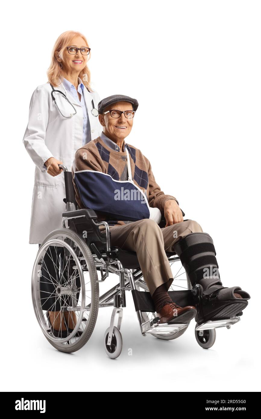 Plan complet d'une femme médecin et d'un patient mature blessé dans un fauteuil roulant isolé sur fond blanc Banque D'Images