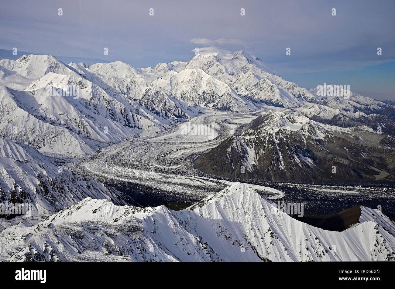 Vue aérienne de la chaîne de montagnes de l'Alaska avec une vue sur Denali avec le glacier Muldrow, Alaska, USA Banque D'Images