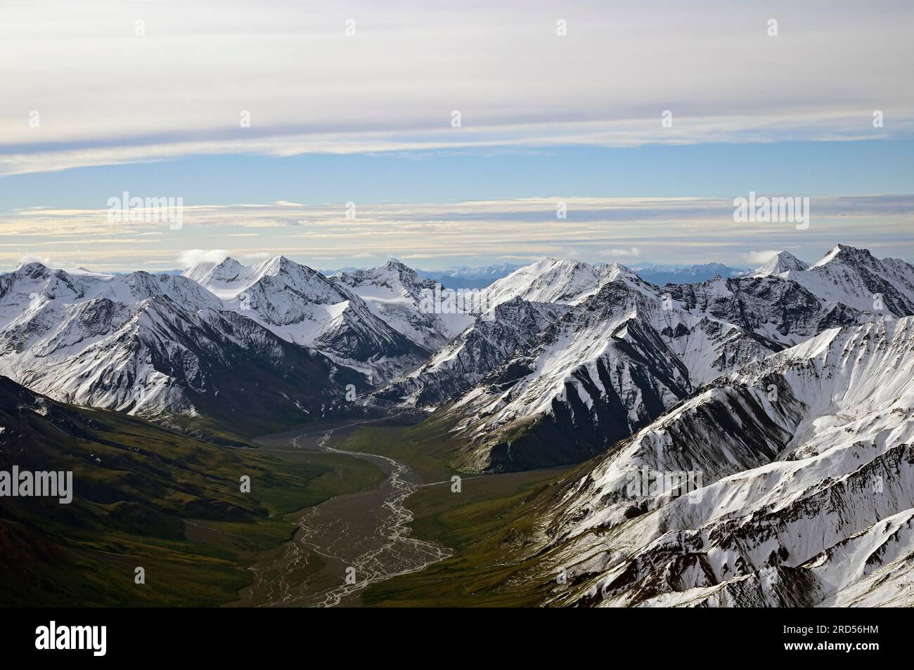 Vue aérienne de la chaîne de montagnes de l'Alaska avec Toklat River Valley, Alaska, USA Banque D'Images