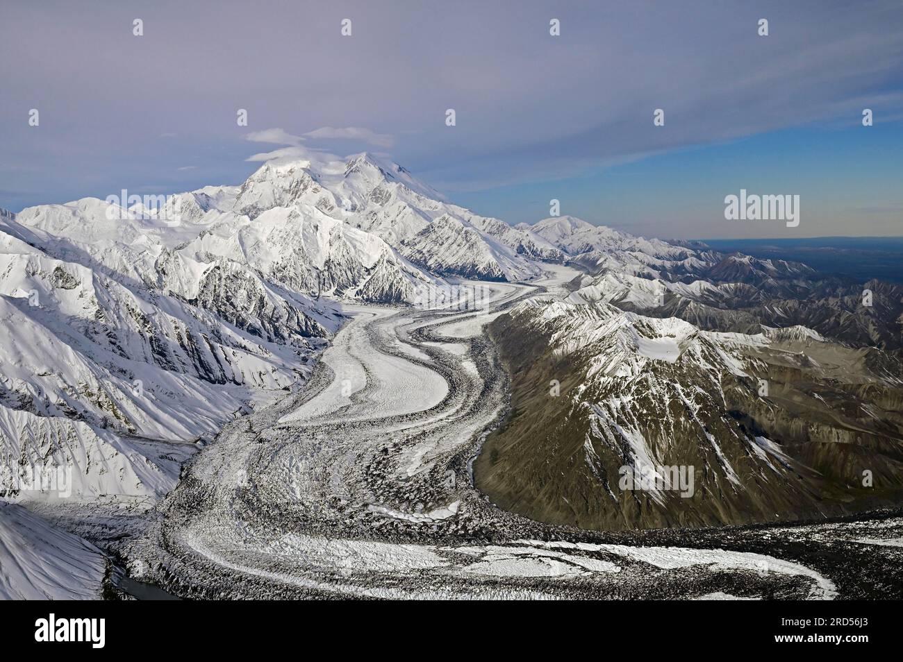 Vue aérienne de la chaîne de montagnes de l'Alaska avec une vue sur Denali avec le glacier Muldrow, Alaska, USA Banque D'Images