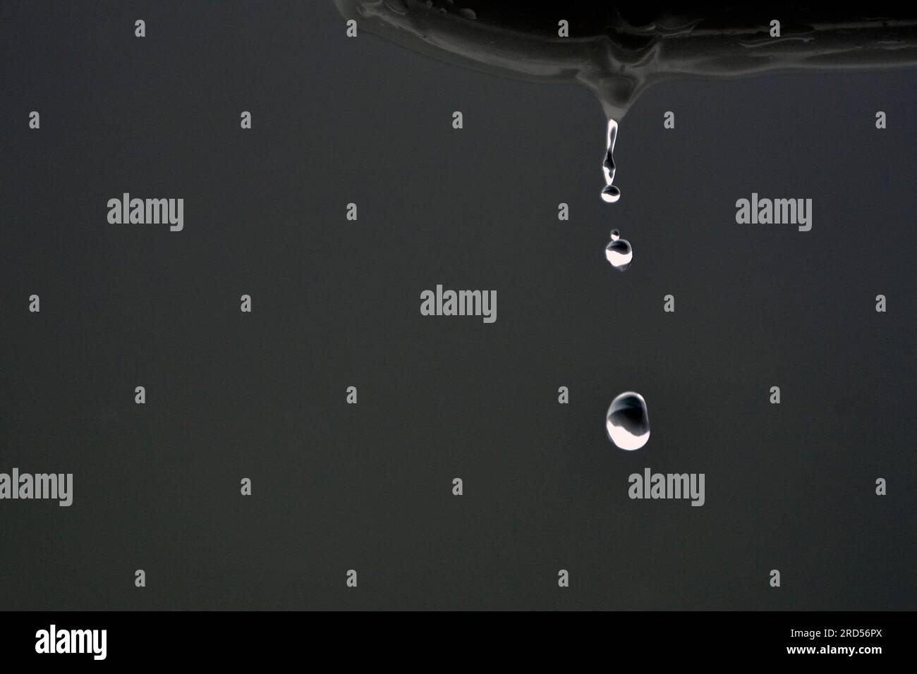 Des gouttes d'eau tombent du toit Banque D'Images