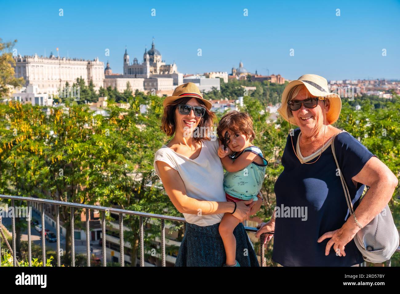 Une famille avec enfant visitant la cathédrale de Santa Maria la Real de la Almudena et le Palais Royal à Madrid capitale de l'Espagne Banque D'Images