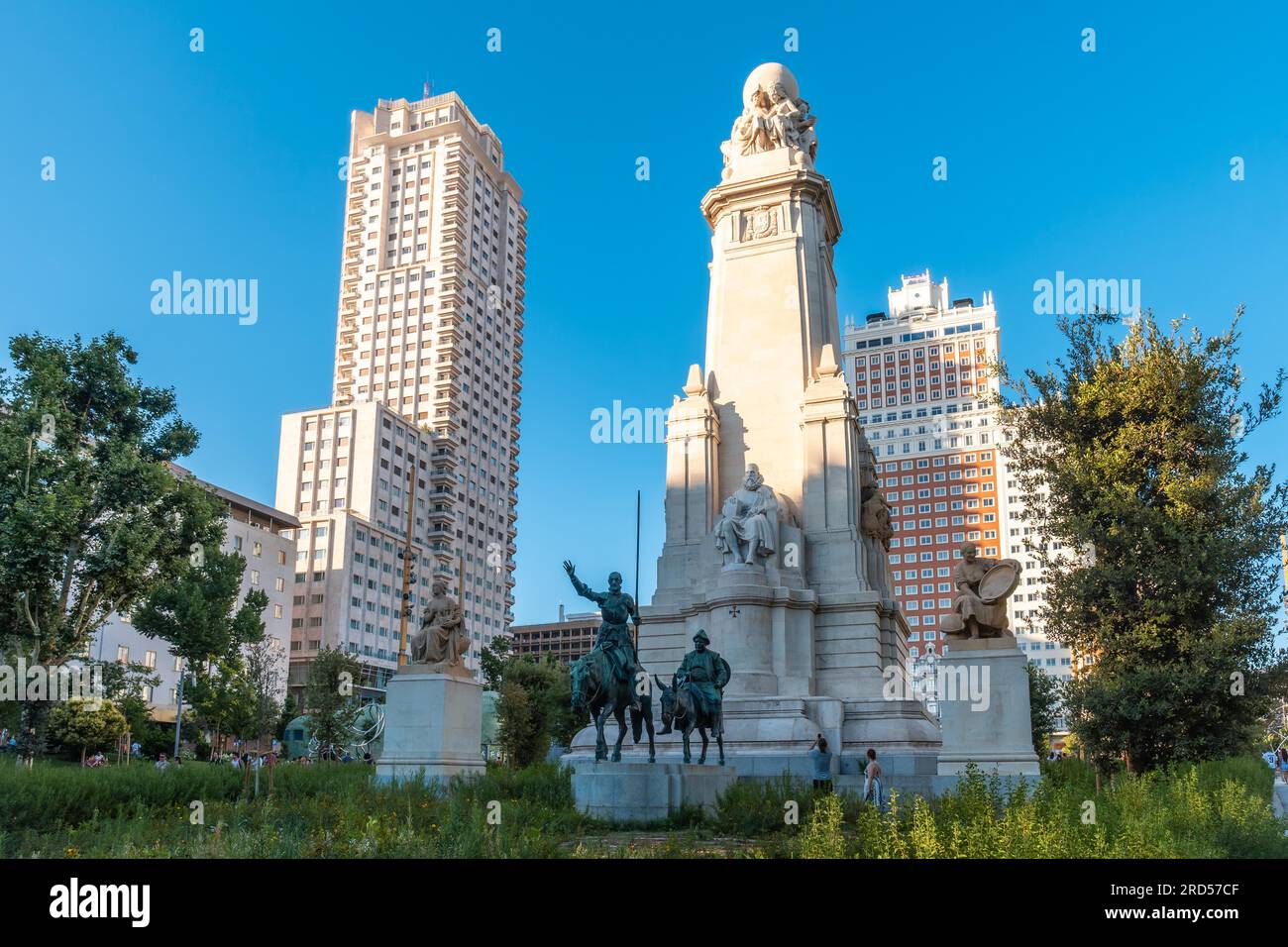 Détail du monument à Cervantes sur la Plaza Espana dans le centre de la capitale de Madrid en été, avec les tours en arrière-plan Banque D'Images