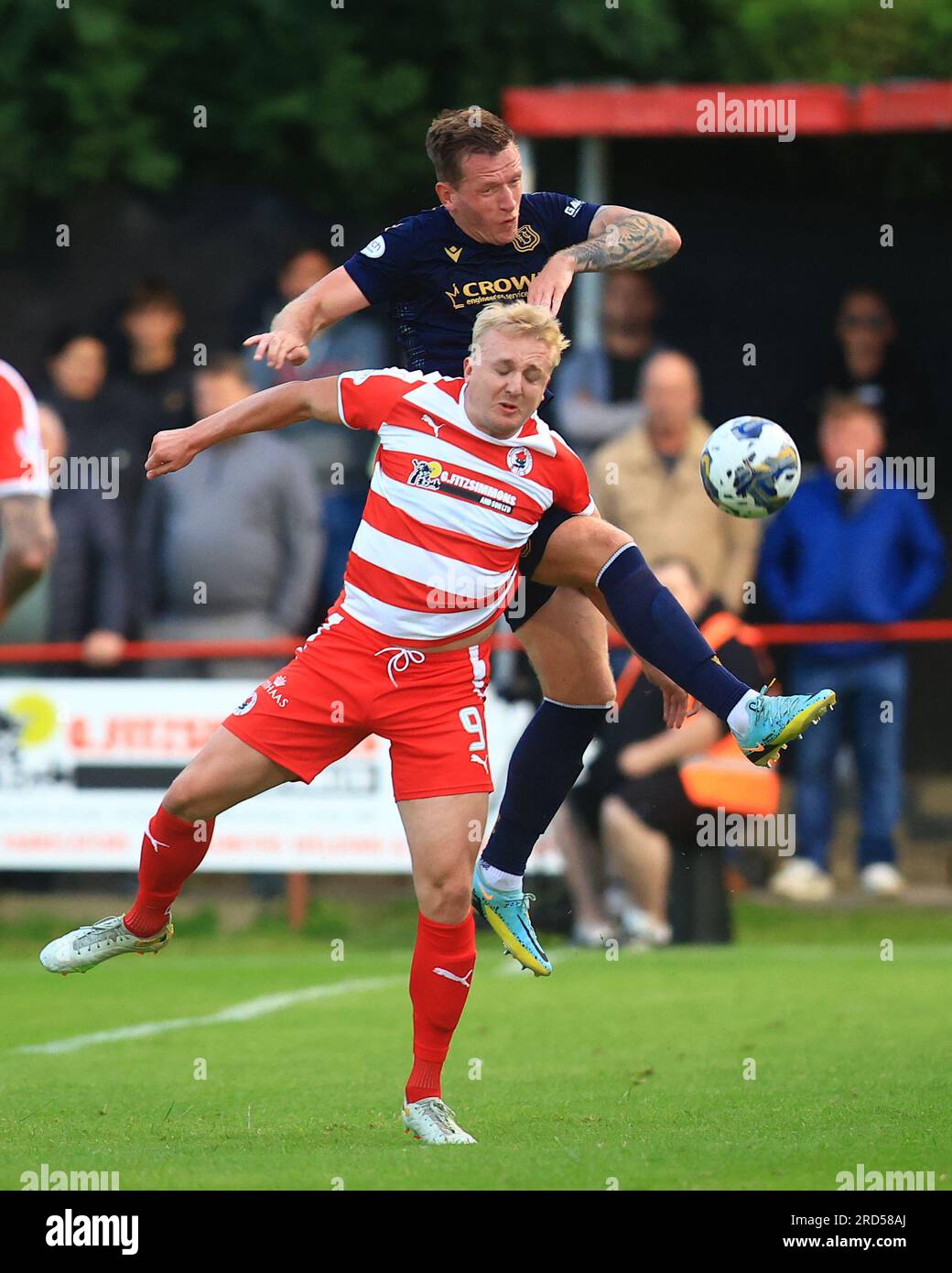 18 juillet 2023 ; New Dundas Park, Bonnyrigg, Midlothian, Écosse : Scottish Viaplay Cup Group E football, Bonnyrigg Rose versus Dundee ; Lee Ashcroft de Dundee quitte Keiran McGachie de Bonnyrigg Rose Banque D'Images