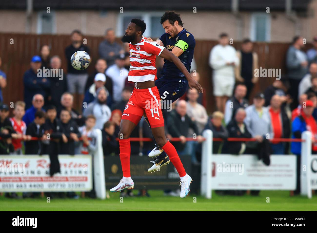 18 juillet 2023 ; New Dundas Park, Bonnyrigg, Midlothian, Écosse : Scottish Viaplay Cup Group E football, Bonnyrigg Rose versus Dundee ; Joe Shaughnessy de Dundee est à l'écart d'Alieu Faye de Bonnyrigg Rose Banque D'Images