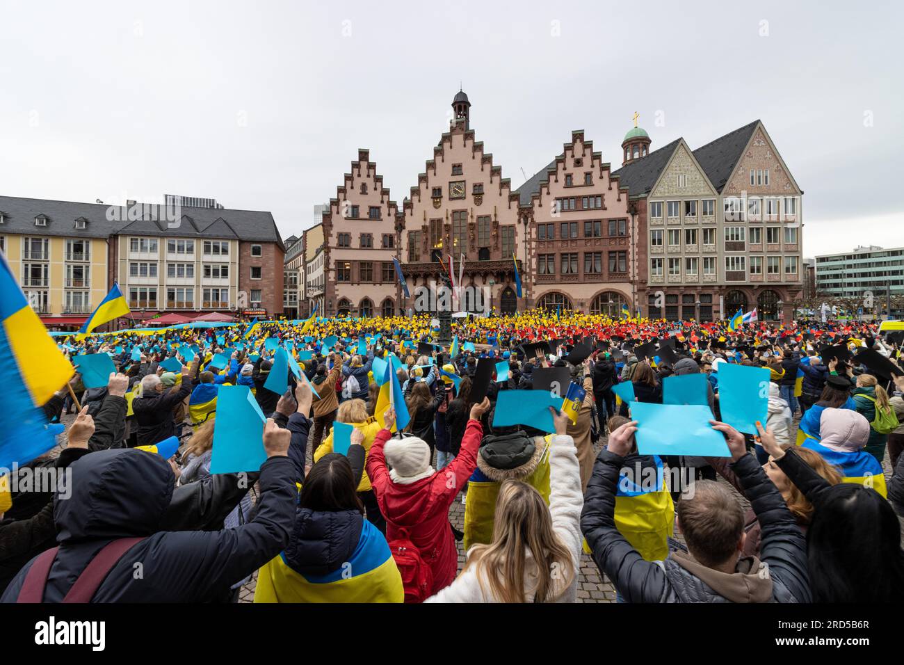 A l'occasion de la guerre en Ukraine, qui durera exactement un an le 24 février 2023, des milliers de personnes se sont rassemblées à Francfort-sur-le-main pour un Banque D'Images